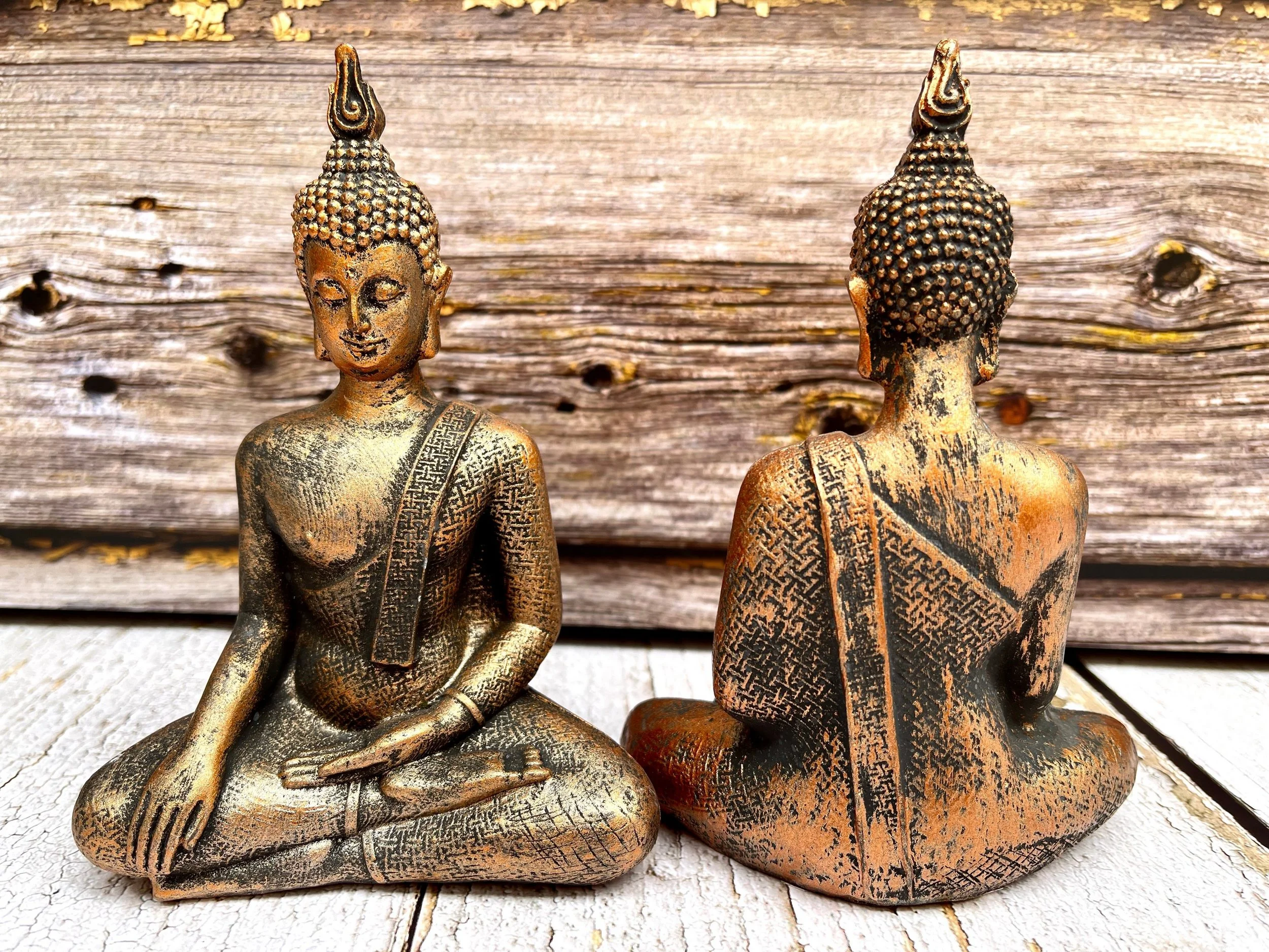 Dekorative Buddha-Figur in Kupferoptik – Stilvolle Ruhe für Zuhause & Büro
